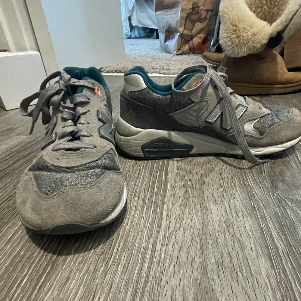 New balance tennis shoes